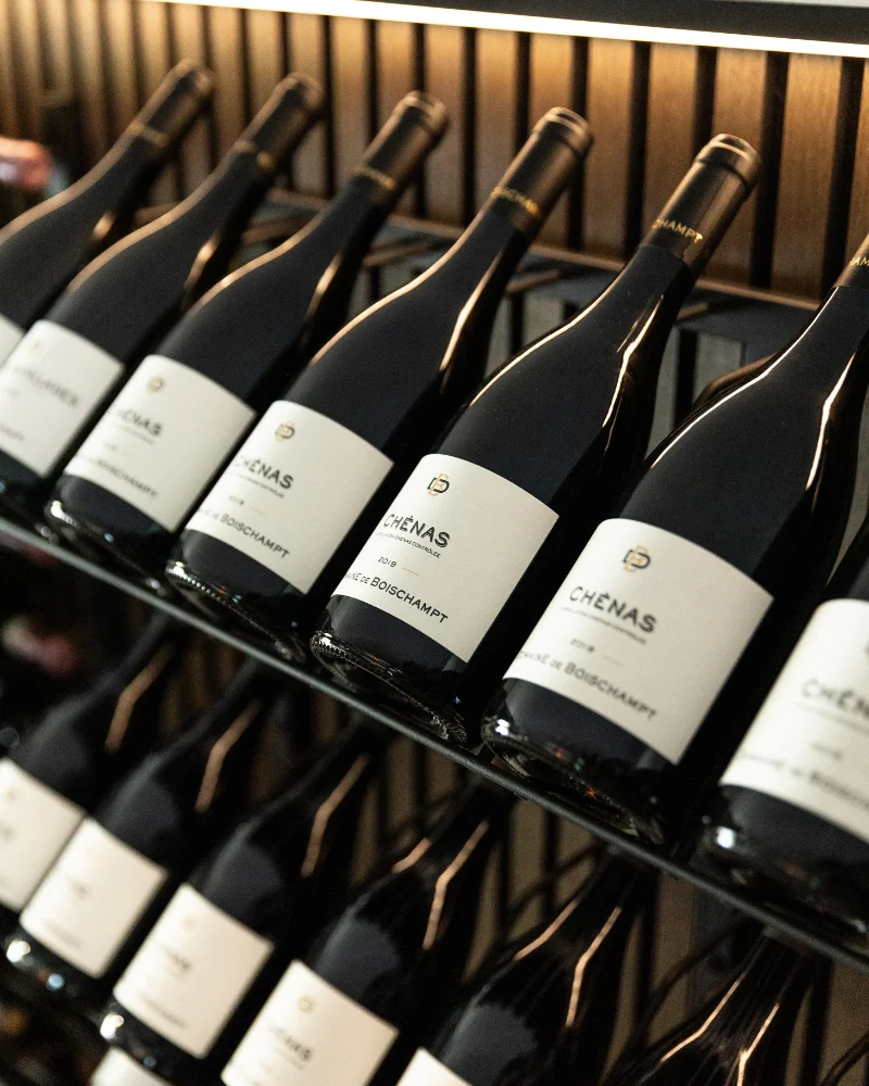 En masse flotte vinflasker