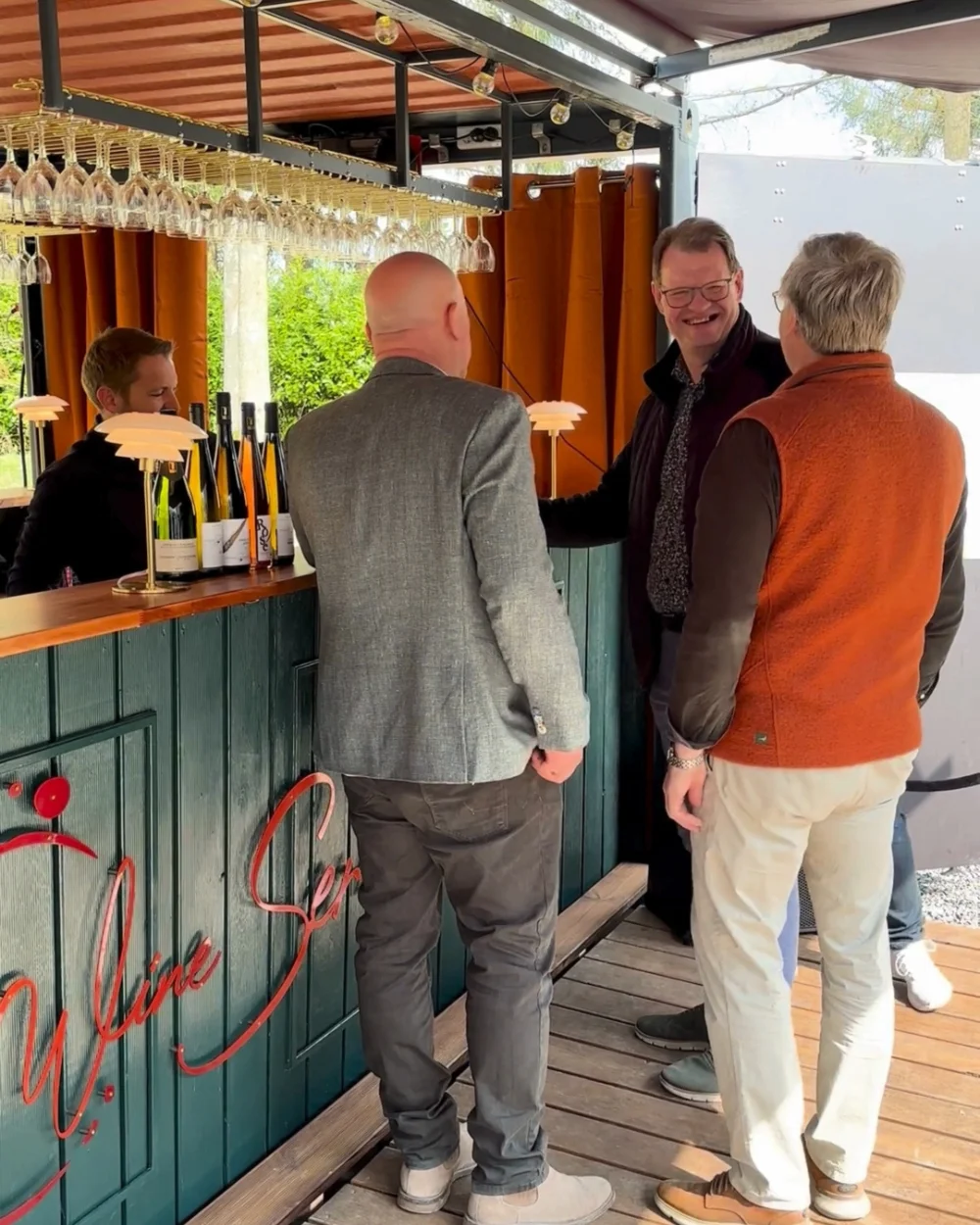 Gæster nyder et glas vin i vinbaren